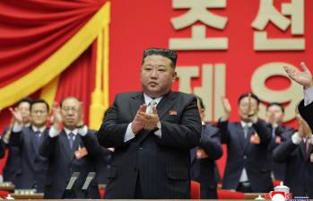 Líder norcoreano afirma que está equipando a su marina con armas nucleares. FOTO: Xinhua/KCNA 