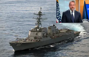 El destructor de misiles guiados USS Sampson, y el exembajador de Estados Unidos en Venezuela, James Story. FOTOS: AFP