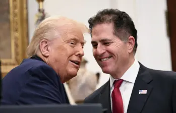 El presidente Trump anuncia junto a Michael y Susan Dell la donación de USD 6.250 millones para financiar 25 millones de cuentas de inversión infantiles. FOTO: AFP