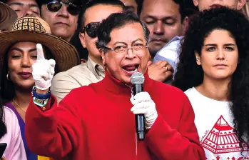 El presidente Gustavo Petro al lado de Yannai Kadamani, la ministra de Cultura, quien desciende de inmigrantes del Medio Oriente. FOTO colprensa