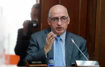 Leonardo Villar, presidente del Banco de la República, advirtió que la costumbre de aumentar el salario mínimo dificulta la reducción de la inflación y representa un reto para la política económica del país.