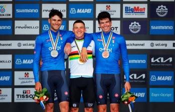 Remco (centro), junto a los italianos Filippo Ganna y Edoardo Affini, quienes completaron el podio en la prueba élite de ruta del Mundial en Zúruch. FOTO X-UCI