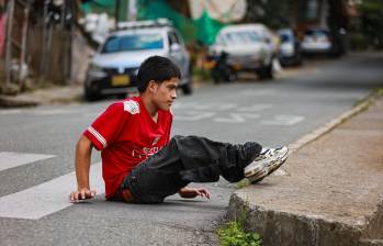 Desde que perdió su silla de ruedas, Matías se desplaza por las calles del corregimiento con la fuerza de sus brazos. Foto: Manuel Saldarriaga. 