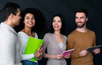 Las becas buscan cerrar la brecha de talento tecnológico en Medellín y promover más participación femenina en STEM. FOTO: GETTY