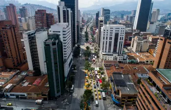 Funcionarios del Distrito, socializando el proyecto de intervención en la Zona Urbana de Aire Protegido del Centro. FOTO: Manuel Saldarriaga