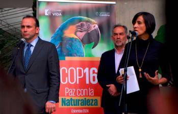 El alcalde de Cali Alejandro Éder y la ministra de Ambiente Susana Muhamad, durante la instalación del Comité Directivo de la COP16, un evento con el que se espera la llegada a Colombia de delegaciones de casi 200 países. Foto: Cortesía MinAmbiente.