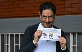 El candidato Iván Cepeda ya votó en la segunda vuelta presidencial. FOTO: AFP 