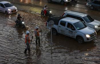 La idea de estas intervenciones es que no se repitan estas escenas en el barrio El Poblado, principalmente en los alrededores de la glorieta de Monterrey cuando se presentan fuertes lluvias. FOTO: MANUEL SALDARRIAGA 