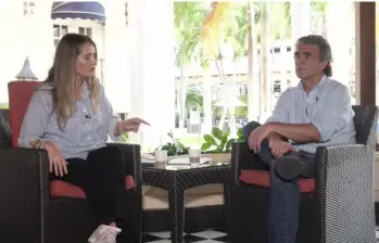 Paloma Valencia y Sergio Fajardo se están tomando un café en Barranquilla. Fotos: Captura video redes Sergio Fajardo