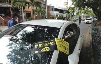 Descripción: Operativos del tránsito en la avenida Jardín en Laureles para levantar los carros mal parqueados. Personajes: . Fecha de evento: 21/09/2021 Foto: Edwin Bustamante Restrepo