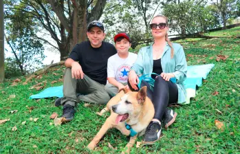 Nora Luz Jaramillo (der.), su esposo y su hijo compartieron con Hilda, la canina más veterana de La Perla. Le dieron amor y cariño durante toda la jornada. FOTO: CORTESÍA ALCALDÍA DE MEDELLÍN