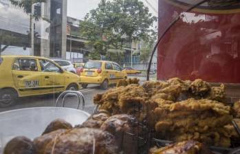 El precio final del pollo asado incluye costos de operación como transporte, servicios públicos, arriendos y mano de obra. FOTO EL COLOMBIANO