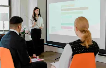 La formación continua se posiciona como la clave para reducir la rotación laboral en Colombia, un país que registra una de las tasas más altas de América Latina. FOTO: Cortesía Cruz Verde