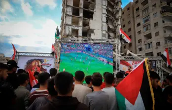 Las proyecciones del Mundial de Fútbol que organizaba Mohammed al-Wahidi convocaban a miles de personas en Gaza. FOTO: GETTY IMAGES.