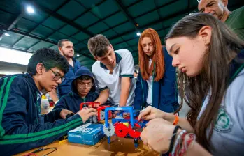 Son miles los estudiantes que participan en proyectos para despertar sus vocaciones científicas y tecnológicas, como parte de la apuesta de ciudad por consolidarse como Distrito de Ciencia, Tecnología e Innovación. FOTO EL COLOMBIANO. 