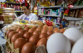 Según la Federación Nacional de Avicultores de Colombia, Fenavi, el huevo es uno de los alimentos preferidos de los colombianos, pues el consumo per cápita en el país alcanzó las 365 unidades al año en 2025, el equivalente a un huevo por cada día, uno de los tres consumos más altos del mundo. Foto EL COLOMBIANO. 