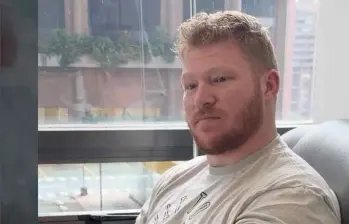 Este es el jugador Cam Jurgens durante su tratamiento efectuado en Medellín. El deportista de la NFL vino a la ciudad para tratarse por una dolencia en su espalda. FOTO PANTALLAZO 