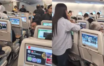 Cientos de pasajeros indios abandonaron un vuelo San Francisco - Dubai tras la noticia sobre la visa H-1B. El avión estuvo parado por más de dos horas. Imagen: Captura de video.