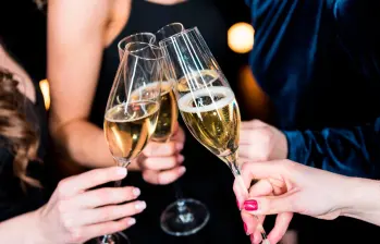 La champaña es el licor más usado para los brindis de Año Nuevo. FOTO Depositphotos