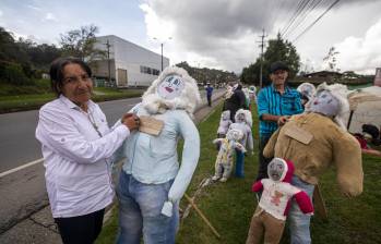 Doña Carmen Muñoz y su familia llevan seis años vendiendo muñecos en la autopista Medellín-Bogotá. Foto: Carlos Alberto Velásquez.