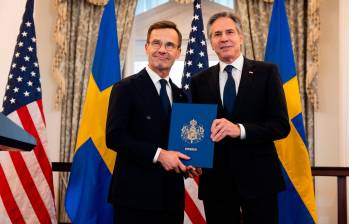 El primer ministro sueco, Ulf Kristersson, de visita en Washington, entregó en una ceremonia oficial al secretario de Estado estadounidense, Antony Blinken, los documentos que ratifican a su país como nuevo integrante de la OTAN. FOTO: Tomada de X (antes Twitter) @SecBlinken