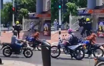 Policía reduce a hombre que lo amenazaba con una piedra en Barranquilla; maniobra se vuelve viral en redes sociales. FOTO: redes sociales.