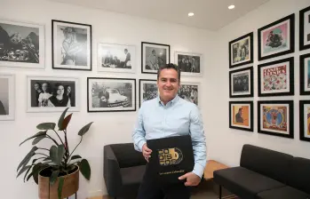 Andrés Ovalle, presidente de Codiscos, con el libro que conmemora los 75 años de la empresa. FOTO Esneyder Gutiérrez.