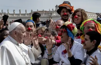 La hospitalización del papa Francisco ha generado una ola de solidaridad entre sus fieles, quienes diariamente envían cartas al centro médico que vela por la salud del pontífice argentino. FOTO: Getty