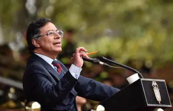 El presidente Gustavo Petro en la ceremonia de ascenso de coroneles de la Policía Nacional. FOTO: COLPRENSA