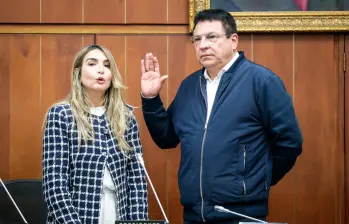 Pinto (derecha) asumió en reemplazo de la saliente presidenta de la Comisión, la senadora conservadora Nadia Blel (izquierda) FOTO: Colprensa