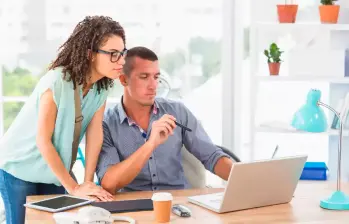 El amor en el trabajo no es un delito, pero debe manejarse con responsabilidad y transparencia. FOTO: GETTY
