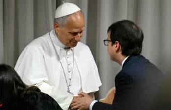 El cofundador de la empresa estadounidense de inteligencia artificial (IA) Anthropic, Christopher Olah, estrecha la mano del papa León XIV antes de la presentación de la primera encíclica, “Magnifica humanitas”, centrada en el auge de la inteligencia artificial, en el Vaticano. FOTO: AFP.