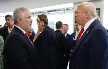 El expresidente de Colombia, Iván Duque, tuvo un breve encuentro con el presidente de Estados Unidos, Donald Trump, en el estadio MetLife donde se disputó la final del Mundial de Clubes. FOTO: TOMADA DE X (IVAN DUQUE)