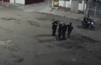 Un padre y su hijo fueron víctimas de un atraco en Bogotá. Foto: captura de video