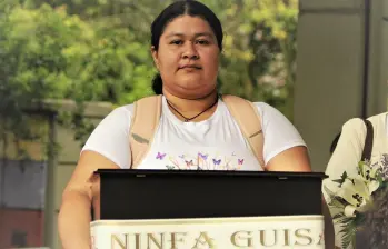Sandra Torres sostiene el cuerpo de su madre Ninfa durante la entrega de los mismos por parte de la UBPD. FOTO: Cortesía