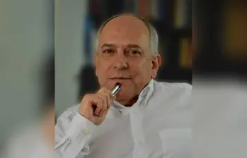José Obdulio Gaviria se califica así mismo como un “liberal a secas”, desde que publicó el libro Colombia: Asesinato y política, ha mostrado una preocupación por la justificación de la llamada violencia política. FOTO: Cortesía