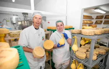 Gloria López Patiño (izquierda) es una de las fundadoras de Buena Vista, ubicada en La Unión. FOTO Esneyder Gutiérrez