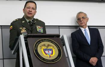  El exministro de Defensa, Iván Velásquez, junto al exdirector general de la Policía Nacional, General Carlos Fernando Triana Beltrán. FOTO: COLPRENSA