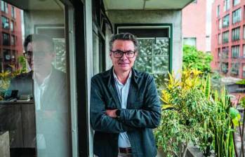 Alejandro Gaviria vuelve a los textos de análisis social y político con su más reciente libro Contra el fanatismo: ensayos de una Colombia posible (Ariel, 2026). FOTO Cortesía