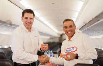 Santiago Álvarez, director ejecutivo de Latam Airlines Colombia (izq.) y Bernardo Serna, presidente de Productos Ramo (der.), durante la presentación de la alianza. FOTO CORTESÍA