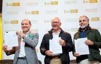 Jaramillo (centro) radicó la nueva consulta de la mano de sus colegas de Trabajo (izquierda), Antonio Sanguino, e Interior (derecha), Armando Benedetti. FOTO: MINTRABAJO