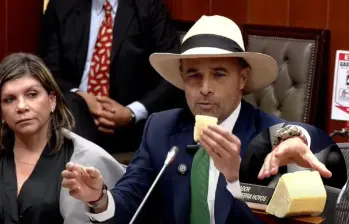 Durante su intervención, el senador Andrés Guerra sacó un queso para simbolizar lo ocurrido en Aguas Vivas. FOTO: Cortesía