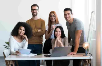 La reforma laboral incluyó nuevos permisos remunerados para atender citas médicas, acompañar a hijos, cumplir diligencias legales y promover la movilidad sostenible. FOTO: Freepik. 