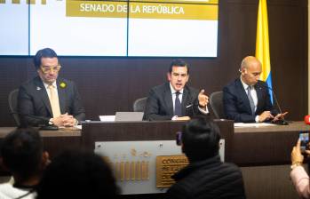 Los ministros de Justicia, Iván Cancino (izquierda), e Interior, Rodrigo Lara (centro), radicaron la ley de sometimiento en el Senado. FOTO: MinInterior