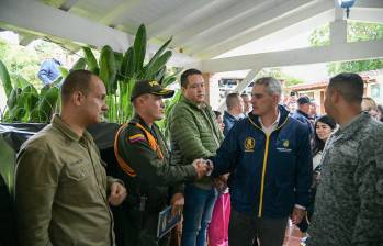 Gobernador Andrés Julián Rendón (de azul) durante su visita al municipio de El Retiro. FOTO: Cortesía