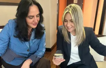 Una reunión entre las precandidatas presidenciales Vicky Dávila y María Fernanda Cabal levantó sospechas sobre una eventual alianza en la derecha colombiana. FOTO: Tomada de X @VickyDavilaH