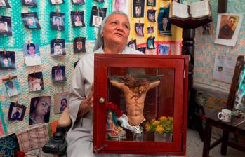 La hermana Rosa Cadavid, en el salón Tejiendo Memoria, de la fundación Madre Laura, con la réplica del Cristo de Bojayá. FOTO esneyder gutiérrez