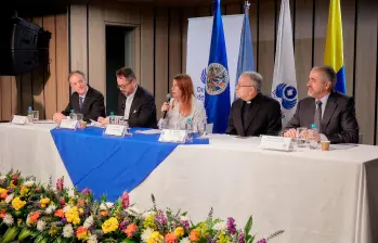 La defensora del Pueblo (centro) destacó que entre los compromisos, hay uno que está relacionado con usar un lenguaje constructivo y que no invite a la estigmatización. FOTO: DEFENSORÍA DEL PUEBLO