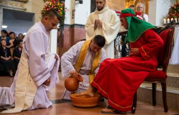 Ceremonia del lavatorio de los pies, realizada durante la Semana Santa. FOTO: CARLOS ALBERTO VELÁSQUEZ