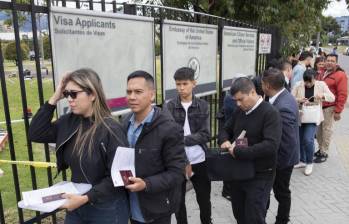 Los ciudadanos reportan que tieersonas hacen fila a primera hora para ingresar a la Embajada de Estados Unidos para su cita de visa en Bogotá el 31 de enero de 2025, después de que se reanudara la emisión de este documento en Colombia. FOTO: AFP